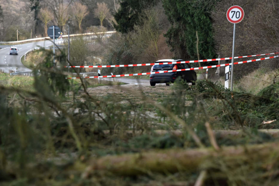 Die Straße war gesperrt, sogar ein Rettungswagen blieb stecken. (Symbolbild)