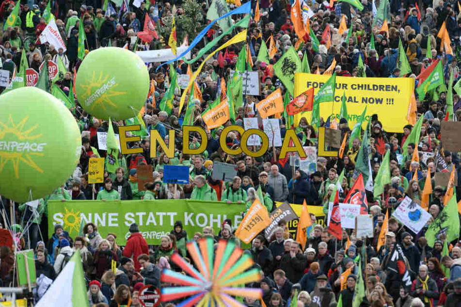 Mehrere tausend Teilnehmer protestieren bei einer Demonstration von Umweltschützern «Kohle Stoppen - Klimaschutz jetzt».