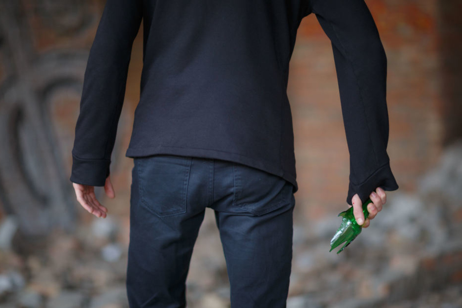 Mit einer Flasche vermöbelten die beiden den Ladendetektiv. (Symbolbild)