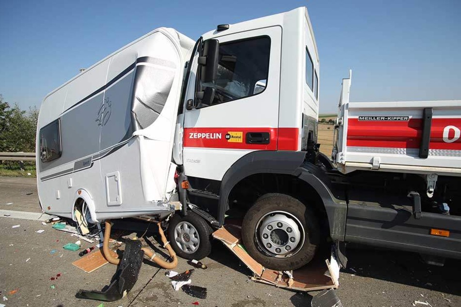 Der Wohnwagen wurde bei dem Aufprall komplett zerstört.