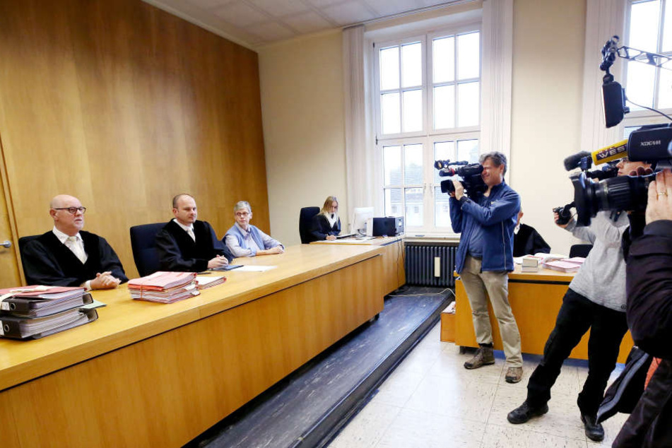 Lothar Beckers (l), Vorsitzender Richter, eröffnet den Prozess gegen einen Jugendlichen wegen Mordes.