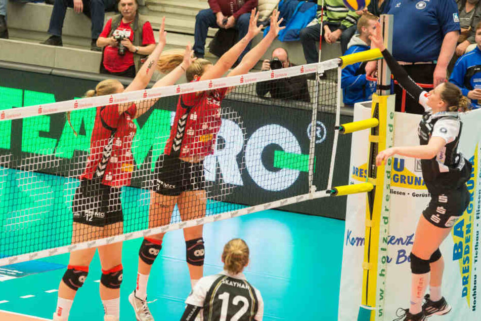 Jennifer
Cross und Jocelynn Birks blocken am Netz.