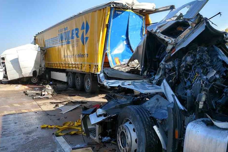 Vier Menschen wurden bei dem Unfall verletzt.