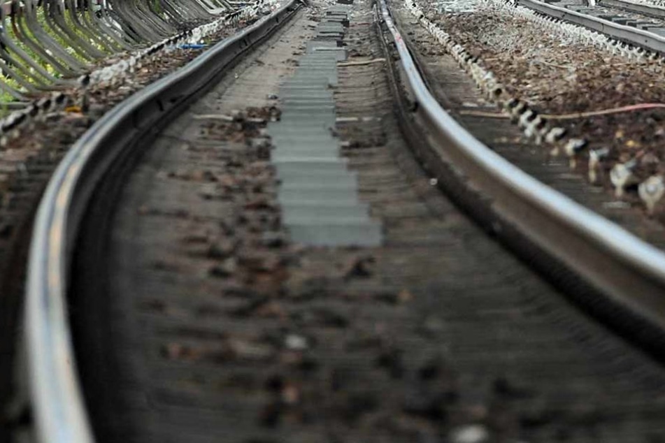 Gefährlicher Fußmarsch: Weil ein 15-Jähriger bei Lauda-Königshofen entlang der Bahngleise marschierte, musste ein Lokführer voll bremsen. (Symbolfoto)
