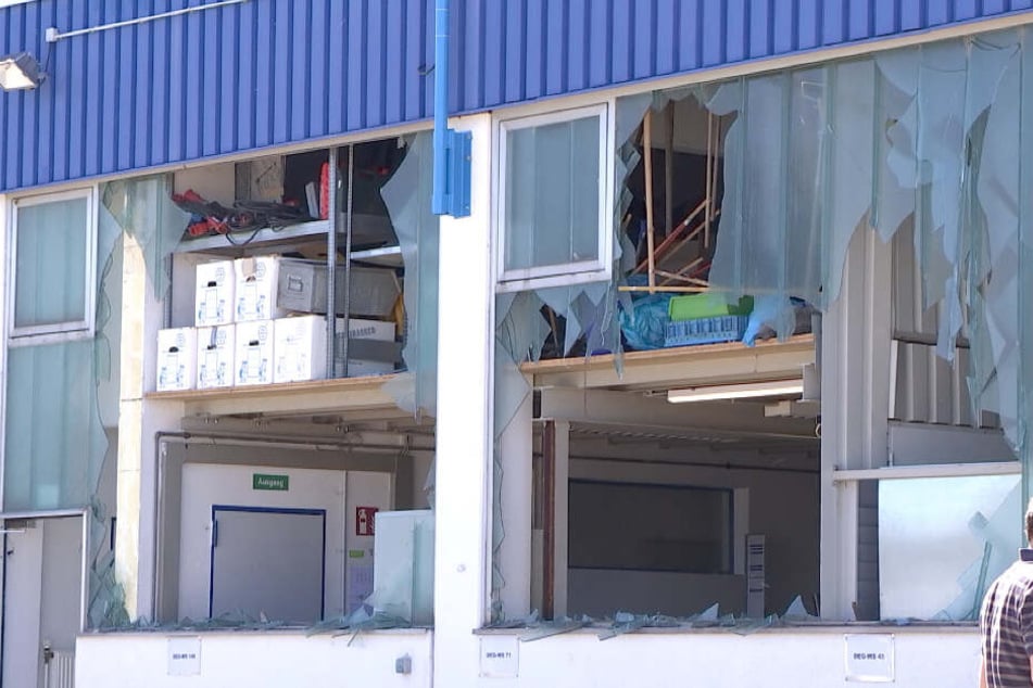Schäden sind nach der Sprengung einer Fliegerbombe an einem Gebäude in Regensburg zu sehen.