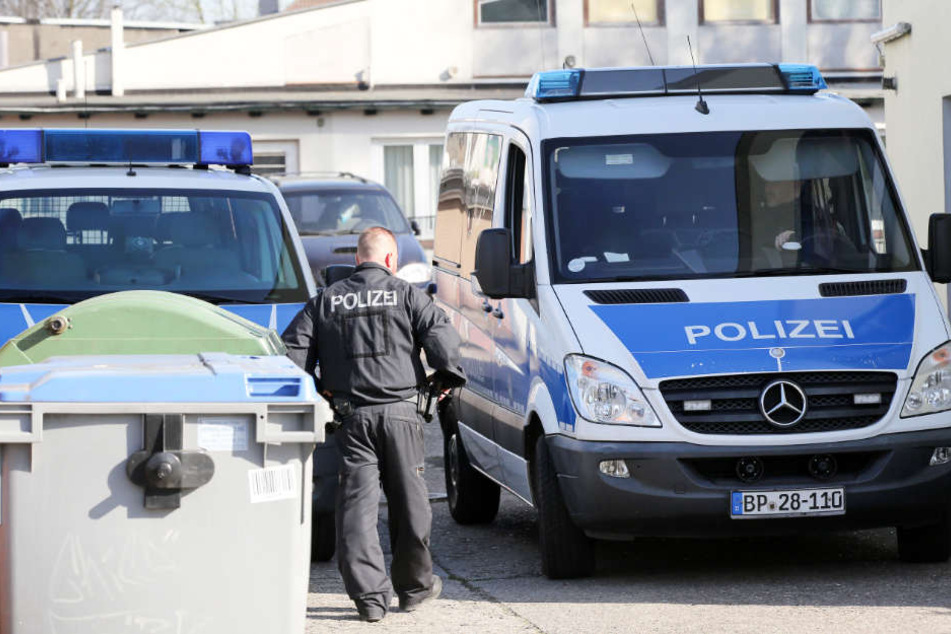 Die Einsatzkräfte durchsuchen drei Gebäude. (Symbolfoto)