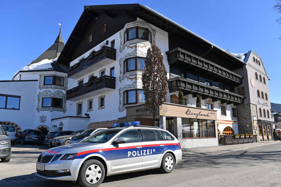 Ein Polizeifahrzeug vor dem Mannschaftshotel der Österreichischen Langläufer.