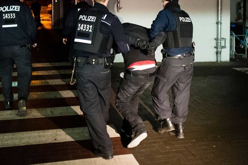 Die Betrüger wurden von der Polizei festgenommen (Symbolbild).