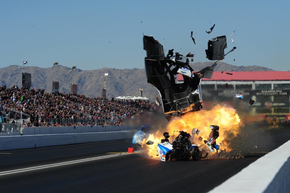 Kurz nach dem Start explodierte das Auto von John Force.