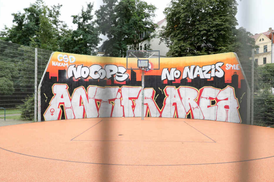 Graffiti am Basketball-Feld am Connewitzer Kreuz.