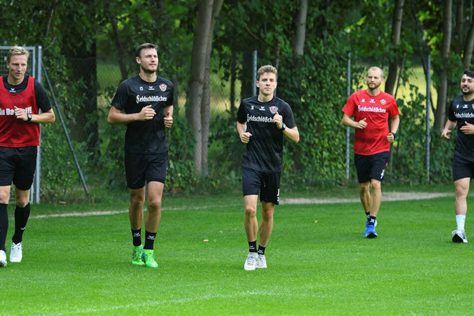 Aias Aosman (r.) konnte bereits am Mittwoch wieder alle Einheiten absolvieren. Marco Hartmann (l.) und Florian Ballas (2.v.l.) trainierten größtenteils individuell.