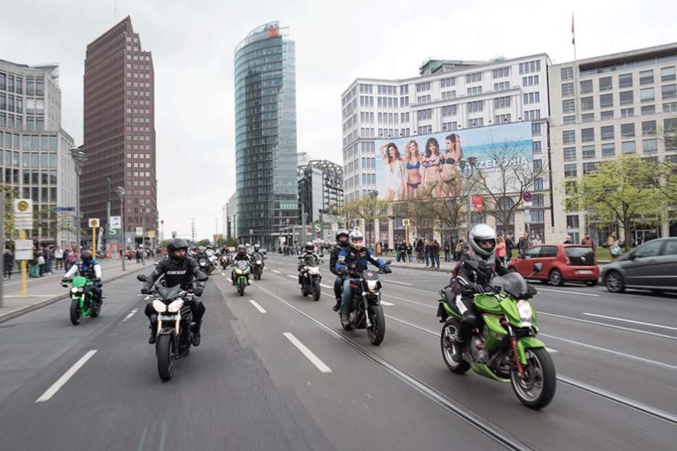Die Bikerdemo führte auch über den Potsdamer Platz und die Leipziger Straße.