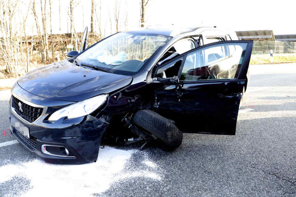 Der Fahrer des Peugeots musste von der Feuerwehr aus seinem Auto herausgeschnitten werden.