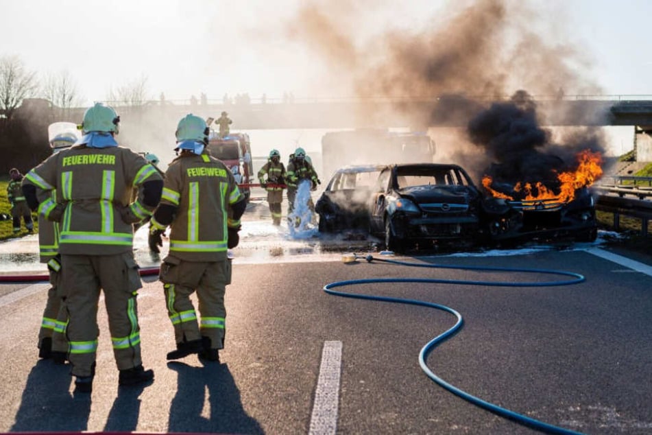 Drei Fahrzeuge standen auf der A4 kurz vor Pulsnitz in Flammen.