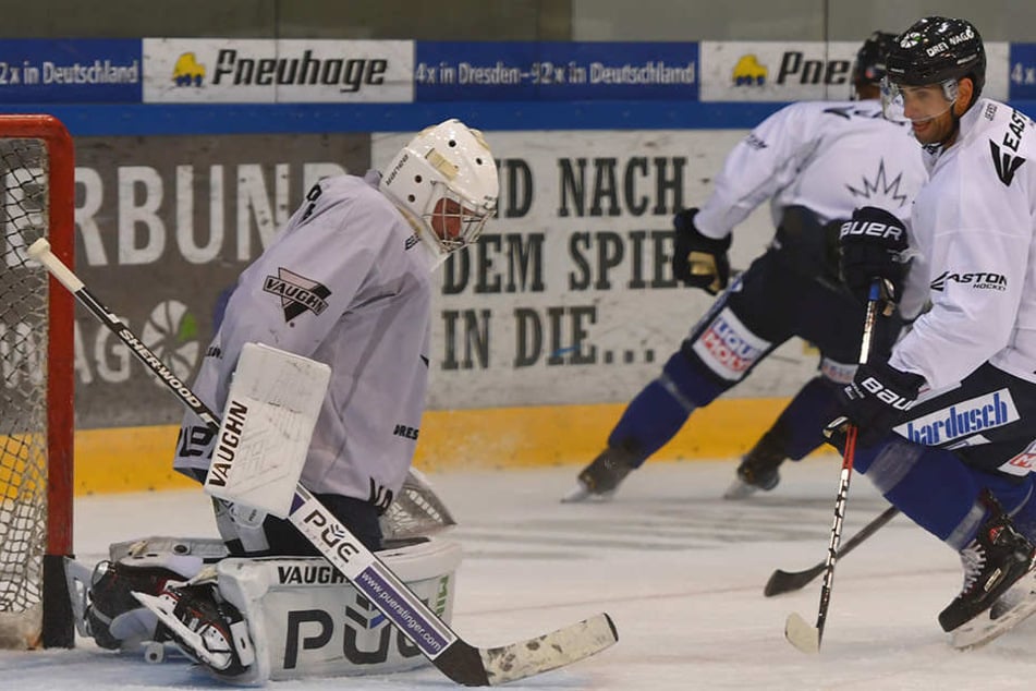 Alexander Höller (2.v.l.) war richtig heiß, seinen Goalie Sebastian Stefaniszin zu verladen.