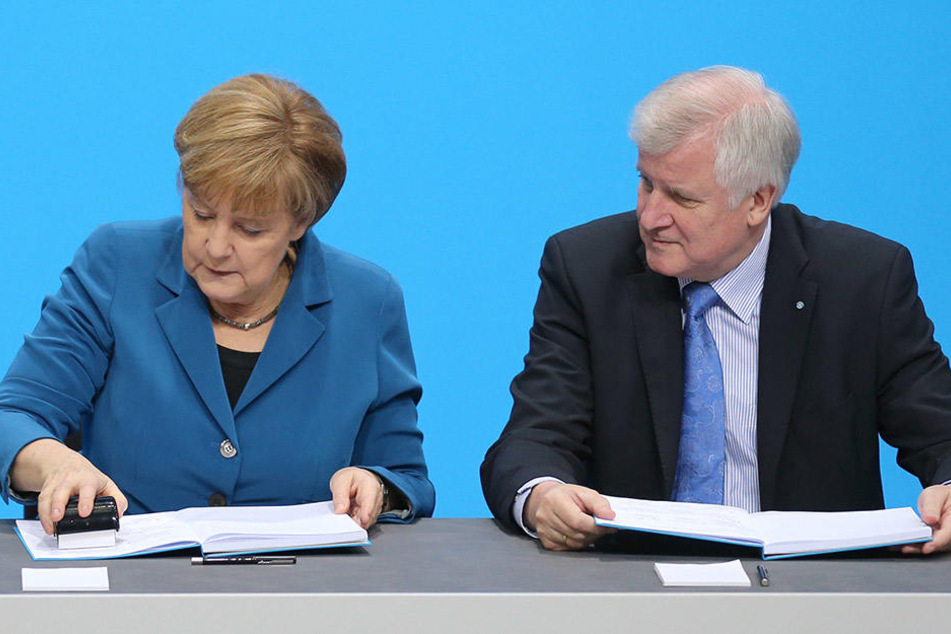 Bundeskanzlerin Angela Merkel (CDU) und der bayerische Ministerpräsident Horst Seehofer (CSU) beim Unterzeichnen des Koalitionsvertrags im Dezember 2013..