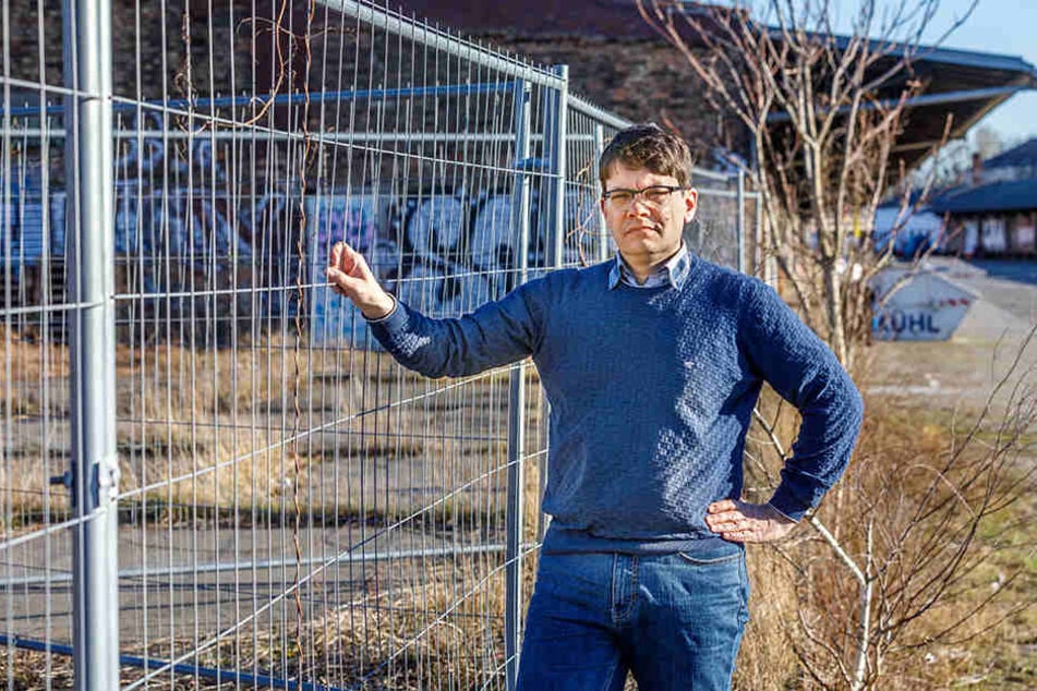 Edwin Seifert (45) und seine Mitstreiter von der "Allianz für Dresden" haben erreicht, dass Globus nun auch den alten Lokschuppen mit einem Schutzdach versehen hat.