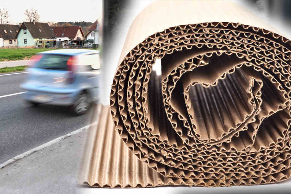 Ein Fahrer wollte der Kartonrolle ausweichen und krachte dabei in ein anderes Auto. (Bildmontage)