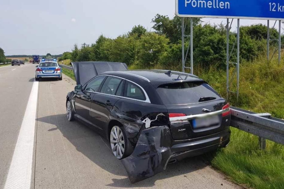 Alle vier Reifen wurden durch den Nagelgurt zerstört.