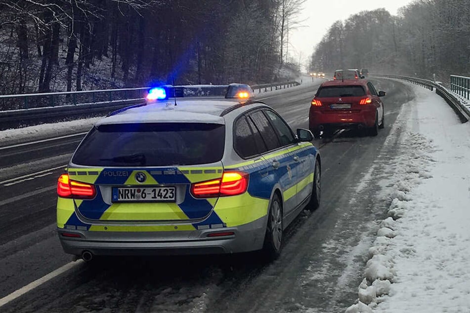 Auf der B68 bei Grundsteinheim ging zeitweise wegen querstehender Lastwagen nichts mehr. Erst ab 10 Uhr lief der Verkehr wieder störungsfrei, nachdem das mit Sommerreifen liegengebliebene Auto abgeschleppt worden war.