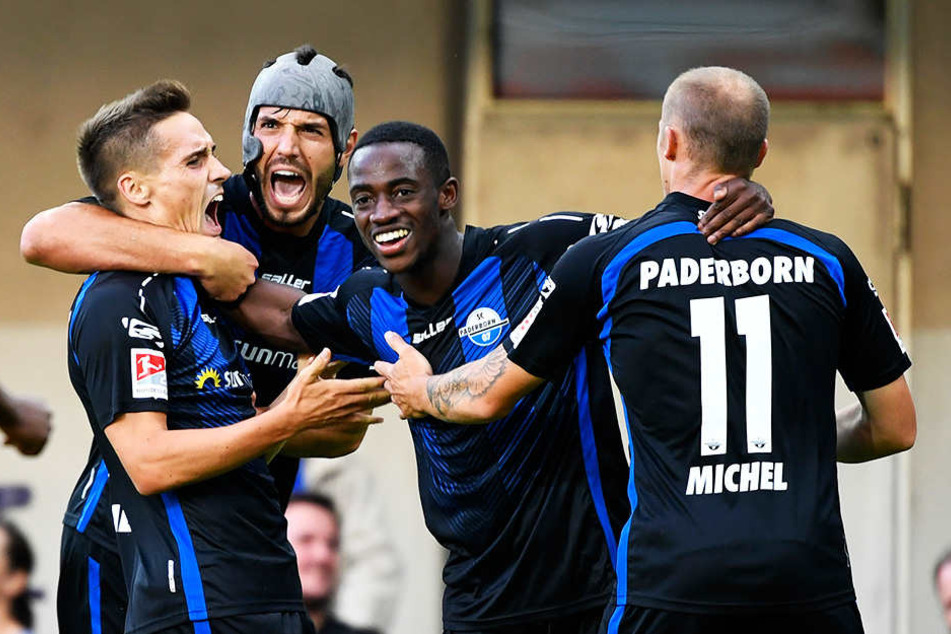 Jubel über das erste Zweitliga-Tor in dieser Saison: Der SC Paderborn ging gegen Jahn Regensburg durch Klaus Gjasula (Zweiter von links) mit 1:0 in Führung.