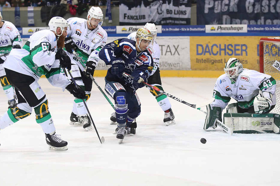 Eislöwe Alexander Höller (blaues Trikot) sieht sich einer Übermacht an Bietigheim-Spielern gegenüber.