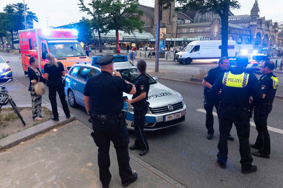 Polizisten und Rettungsdienst sind am Hauptbahnhof in Hamburg im Einsatz.