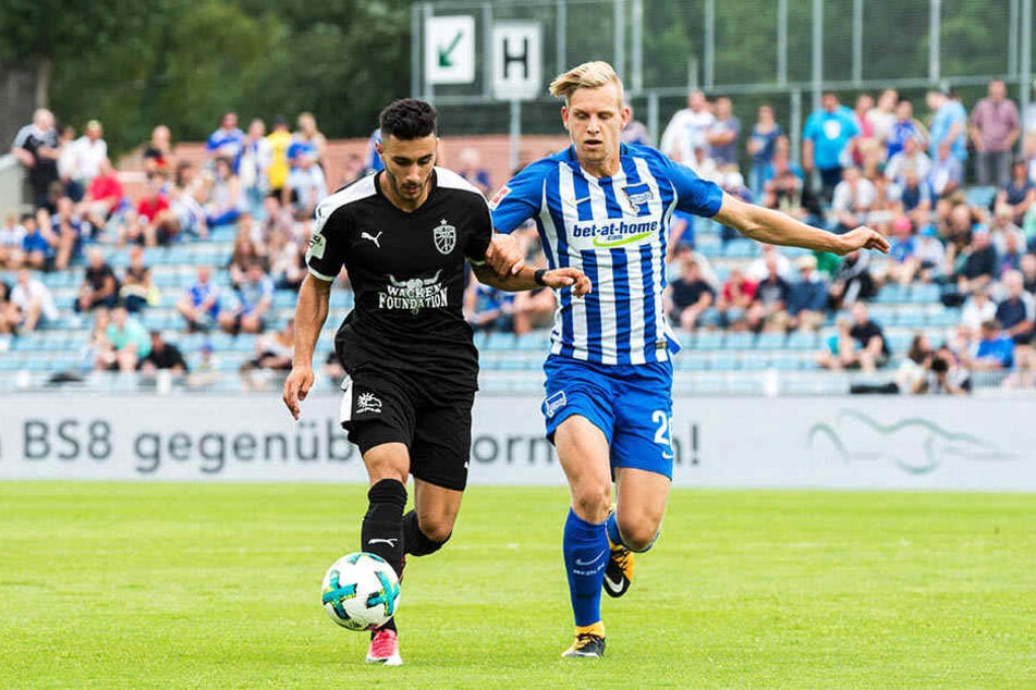 Hertha gewann auch gegen Jena mit 2:0. Hier Davud Turma (l.) gegen Arne Maier.