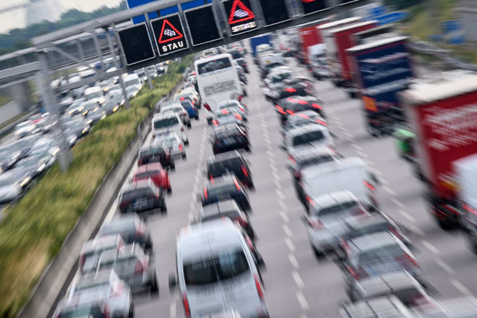 Auf bis zu vier Kilometern standen die Autofahrer wegen einer Ölspur im Stau. (Symbolbild)