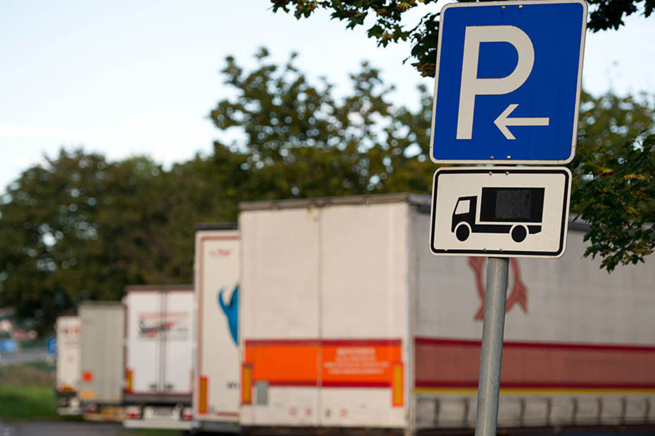 Die Unbekannten schlitzten die Lkw-Plane an vier Stellen auf und nahmen die komplette Ladung mit. (Symbolbild)