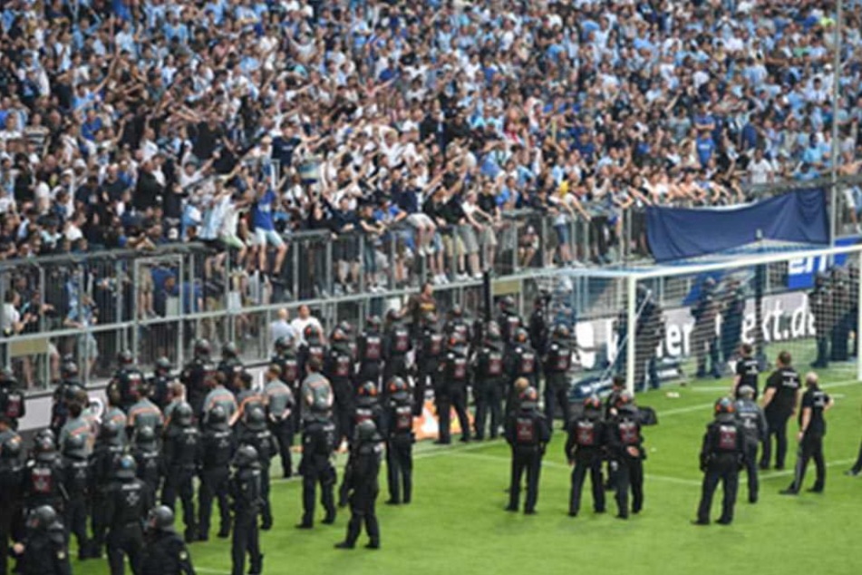 Polizisten stürmten das Spielfeld, weil Fans mit Gegenständen warfen.