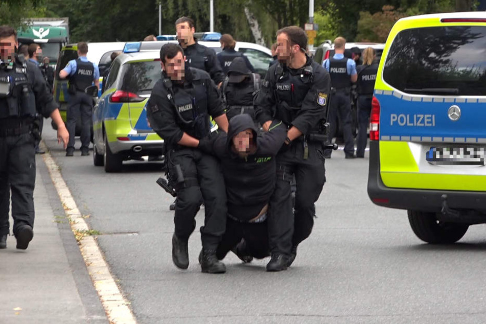 Die Demonstranten wurden von der Polizei abgeführt.