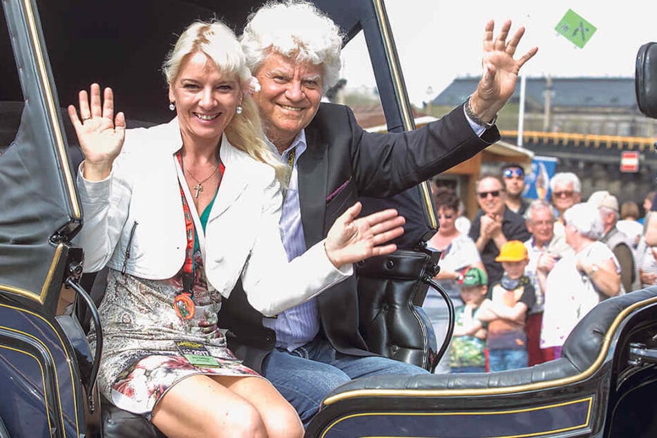 Winke, winke! Dixie-Boss Joachim Schlese und Ehefrau Carmen grüßen beim
großen Festival-Umzug aus dem Wagen.