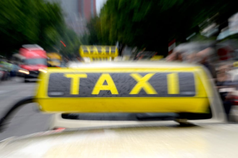 Das Schild eines Hamburger Taxis. Im Hamburger Stadtteil Wandsbek wurde der Fahrer eines Taxis Opfer eines Überfalls (Symbolbild).