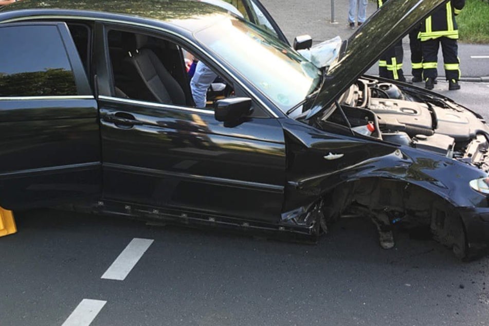 Während der Fahrt löste sich die Vorderachse des BMW.