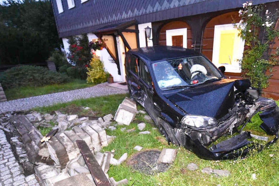 Auf der Bundesstraße 98 kam es am Sonntagabend zu einem heftigen Unfall.