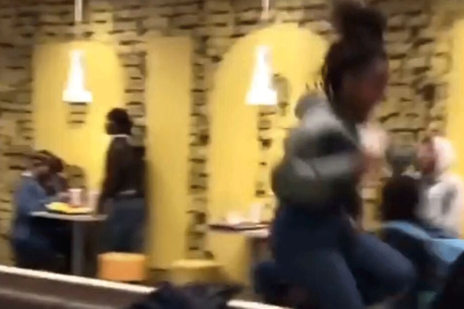 Eine Frau läuft in Panik über die Bänke.