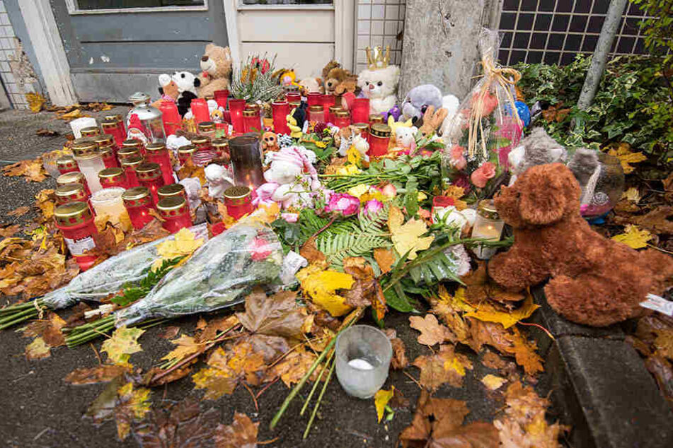 Vor dem Haus des getöteten Mädchens haben Personen Blumen zum Andenken an die Zweijährige hinterlassen.