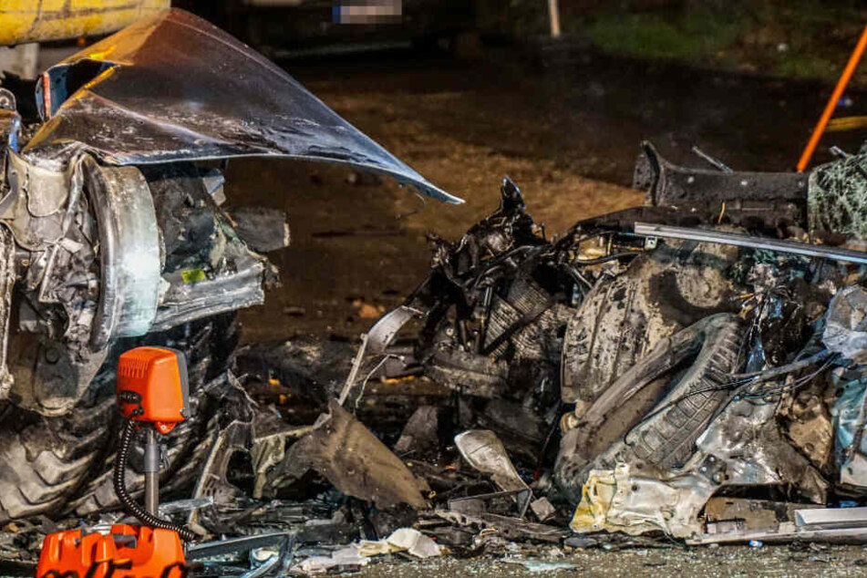 Das Auto wurde bei dem Zusammenstoß völlig zerstört.