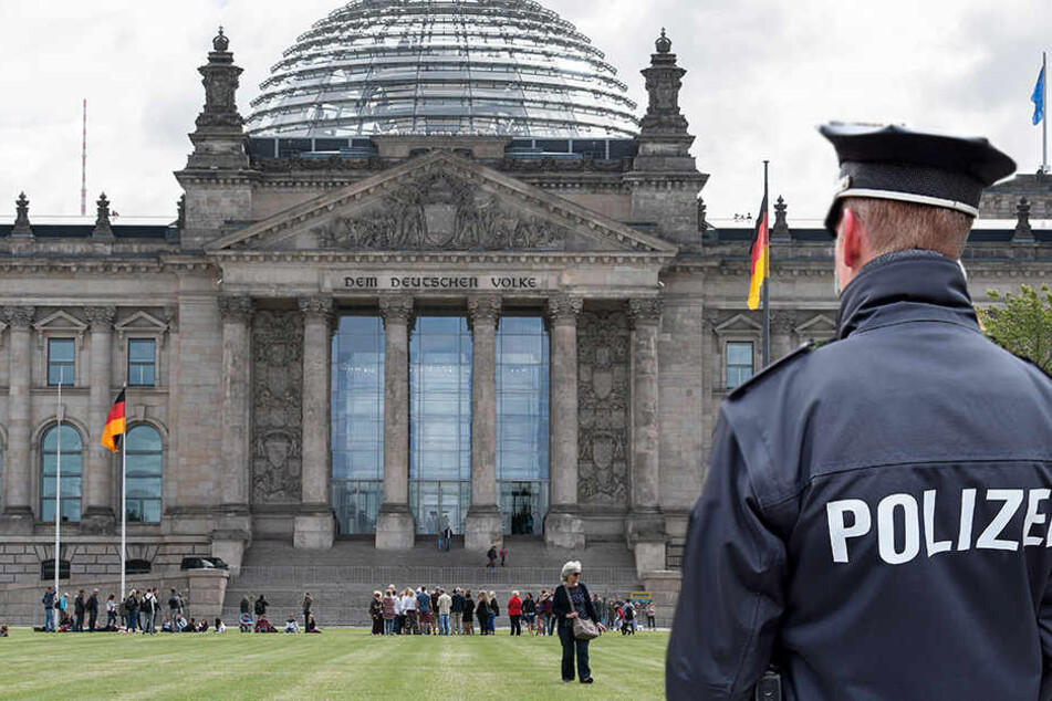 Die Touristen aus Fernost fotografierten sich dabei, wie sie den Hitlergruß vor dem Reichstag machten.