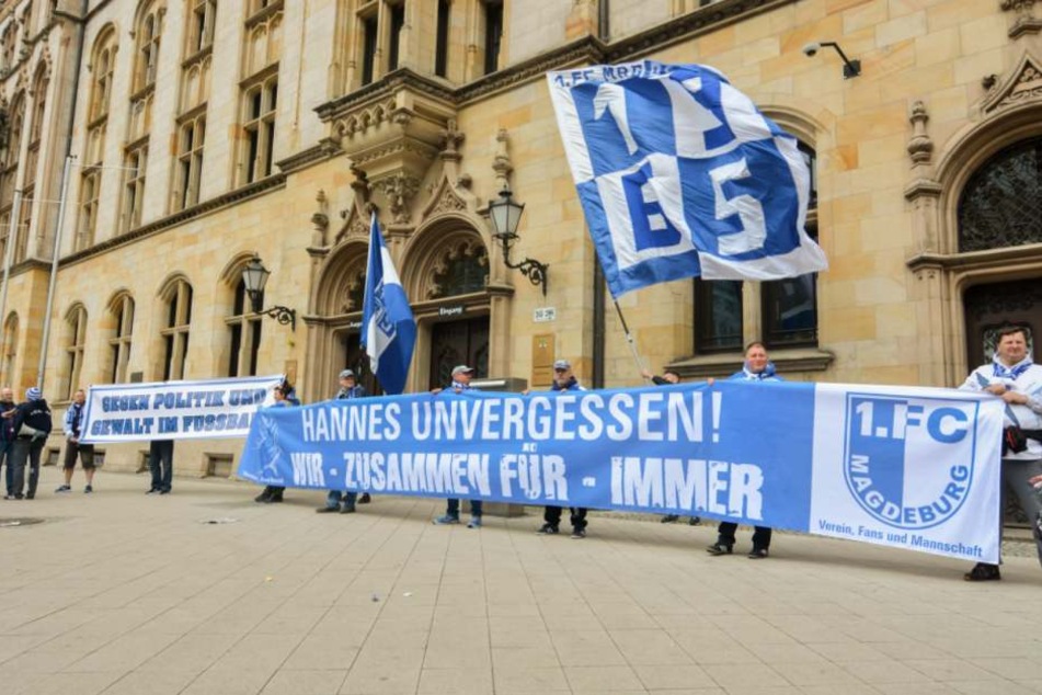 Die FCM-Fans trafen sich zu einer Kundgebung vor dem Justizministerium in Magdeburg.