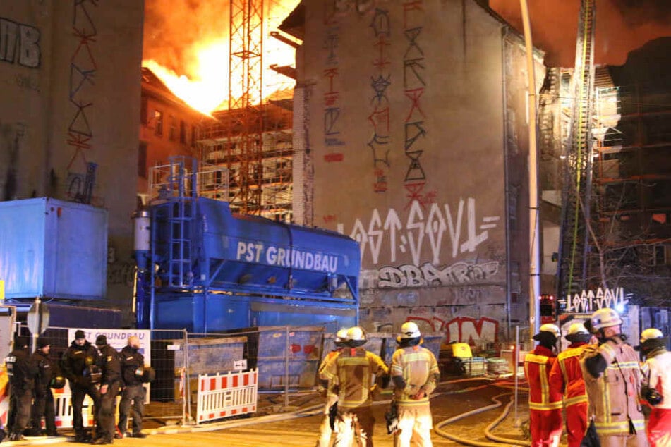 Rund 90 Feuerwehrmänner waren bei dem Großbrand im Einsatz.