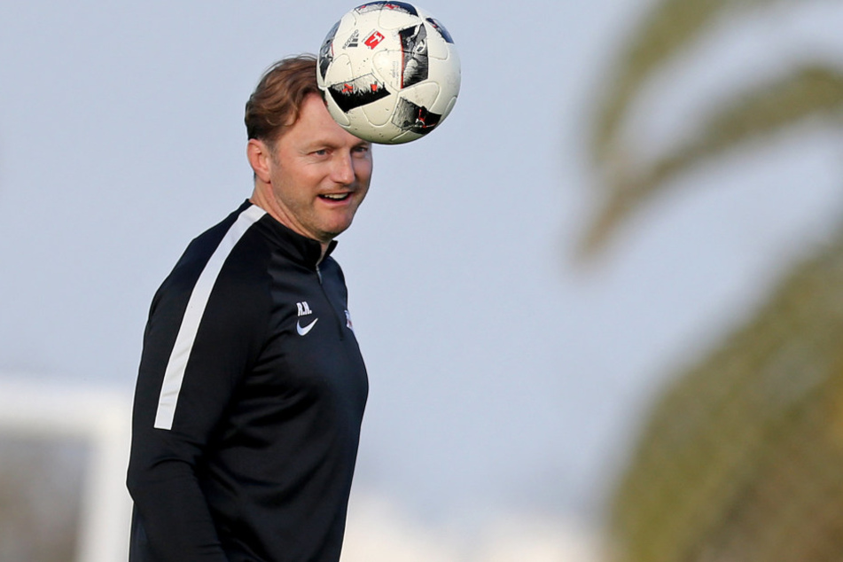 Mit guter Laune gewappnet für das erste Pflichtspiel im neuen Jahr. Mit Frankfurt erwartet der Coach einen Gegner, der RB vor "spezielle Aufgaben" stellen wird.