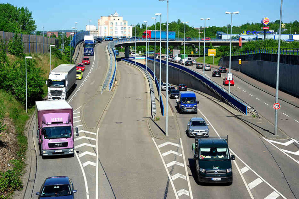 Weil auf der Autobahn gebaut wird, staut sich der Verkehr an der Neefestraße bis auf den Überflieger. Der Stadtrat diskutiert die Nutzung der zweiten Spur.