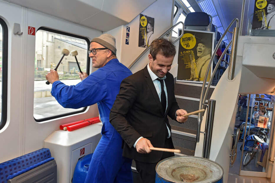 Plötzlich war das Bahn-Innere eine einzige Trommel: Fenster, Türen, Geländer - alles wurde zum Instrument umfunktioniert.