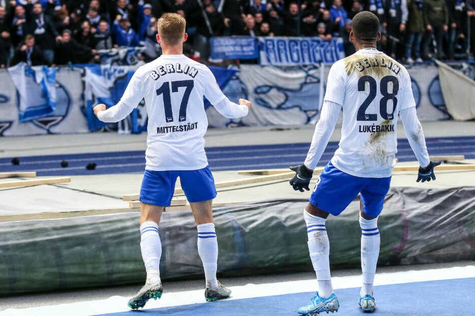 Maximilian Mittelstädt (l) feiert mit Dodi Lukebakio den Treffer zum 1:0 vor der Ostkurve.