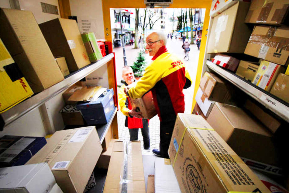 Zu Weihnachten steigt das Paketaufkommen bei der Post. Zusteller haben allerhand zu tun.