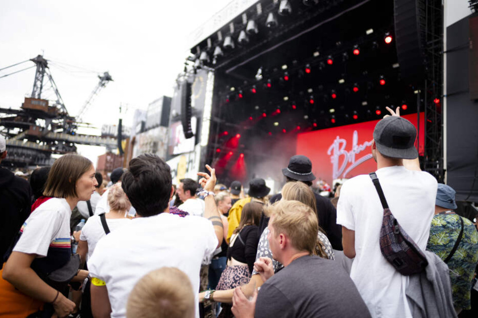 Tanzende Menschen auf dem "Splash!"-Festival bei Gräfenhainichen. Die Festival-Saison ist aktuell wieder in vollem Gange.