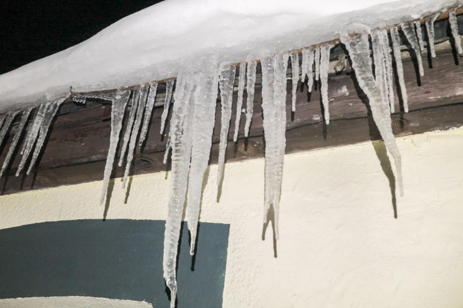Richtig dicke Eiszapfen haben sich hier bereits gebildet.