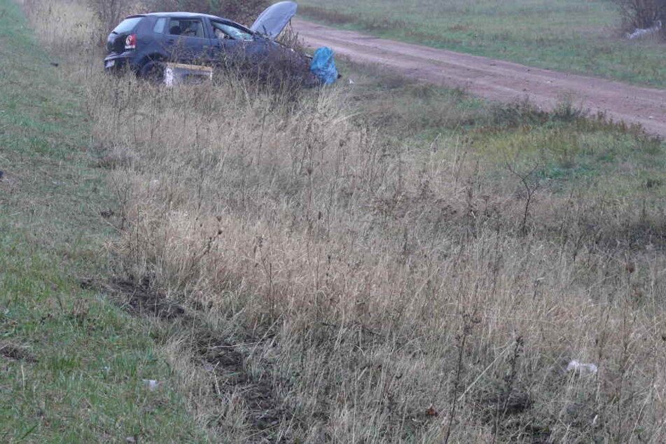 Der Fahrer (27) des VW kam von der Fahrbahn ab und überschlug sich.